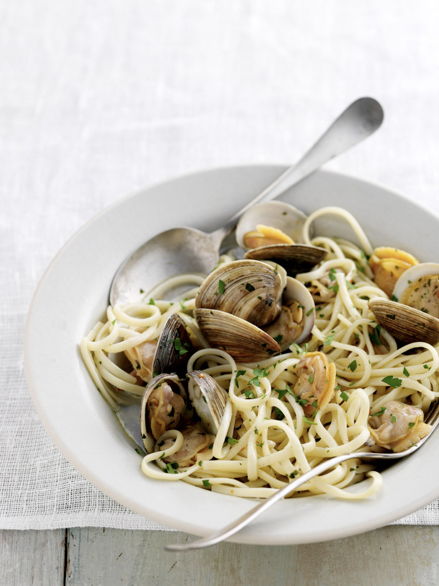food stylist in San Francisco - Linguine and Clams forThe Pasta Book cookbook - Weldon Owen by Julia Della Croce, photographed by Ray Katchatorian photographer